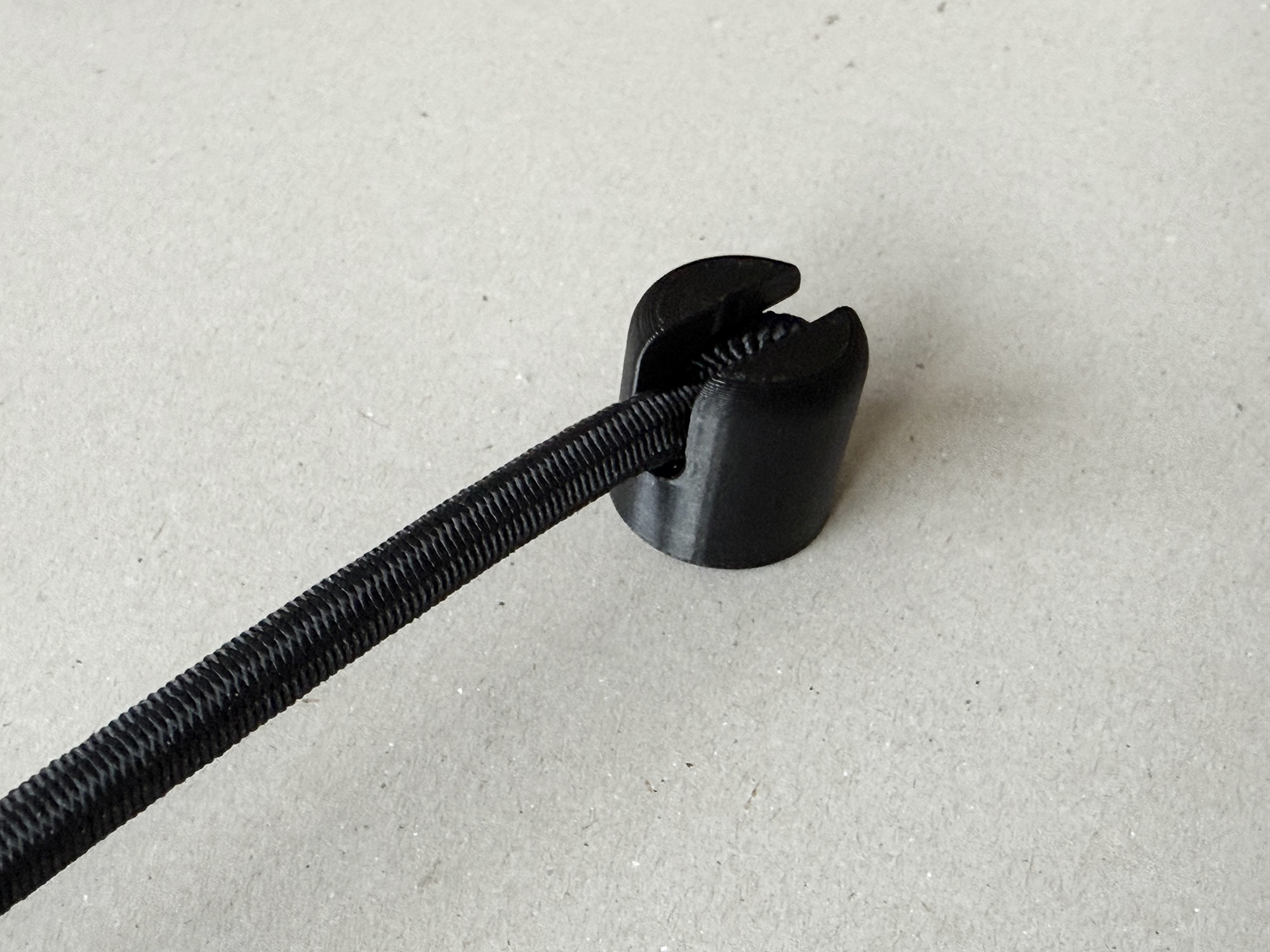 Camperfixx Gummiband-Halter für Schränke – Variable Bandführung gerade und seitlich