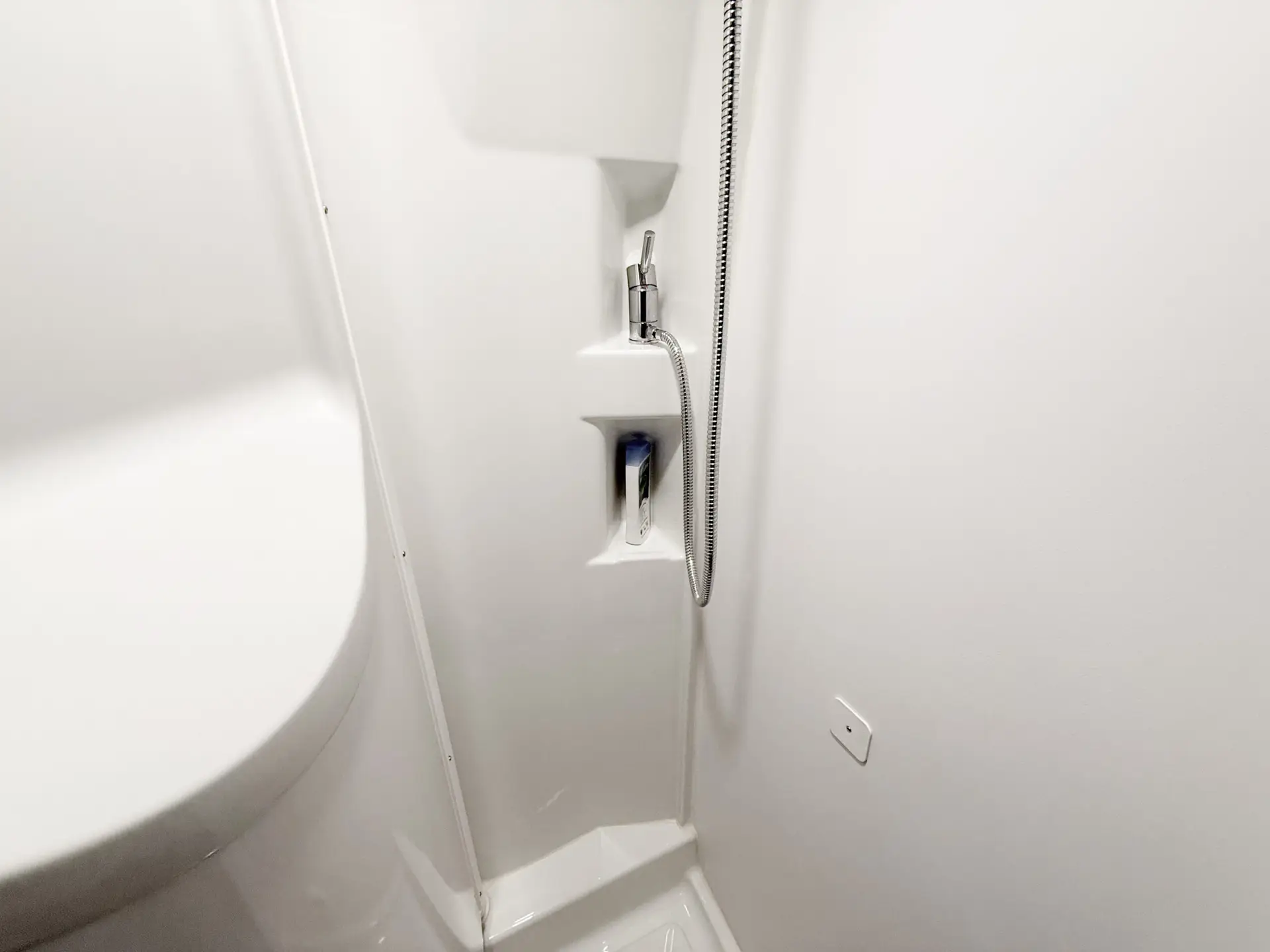 Duschhalter & Schlauchfixierung für Adria Twin mit Schwenkbad – Bild 5