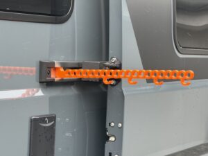 Camperfixx DoorRail Organizer – Schiebetür Schienenhalter Ducato