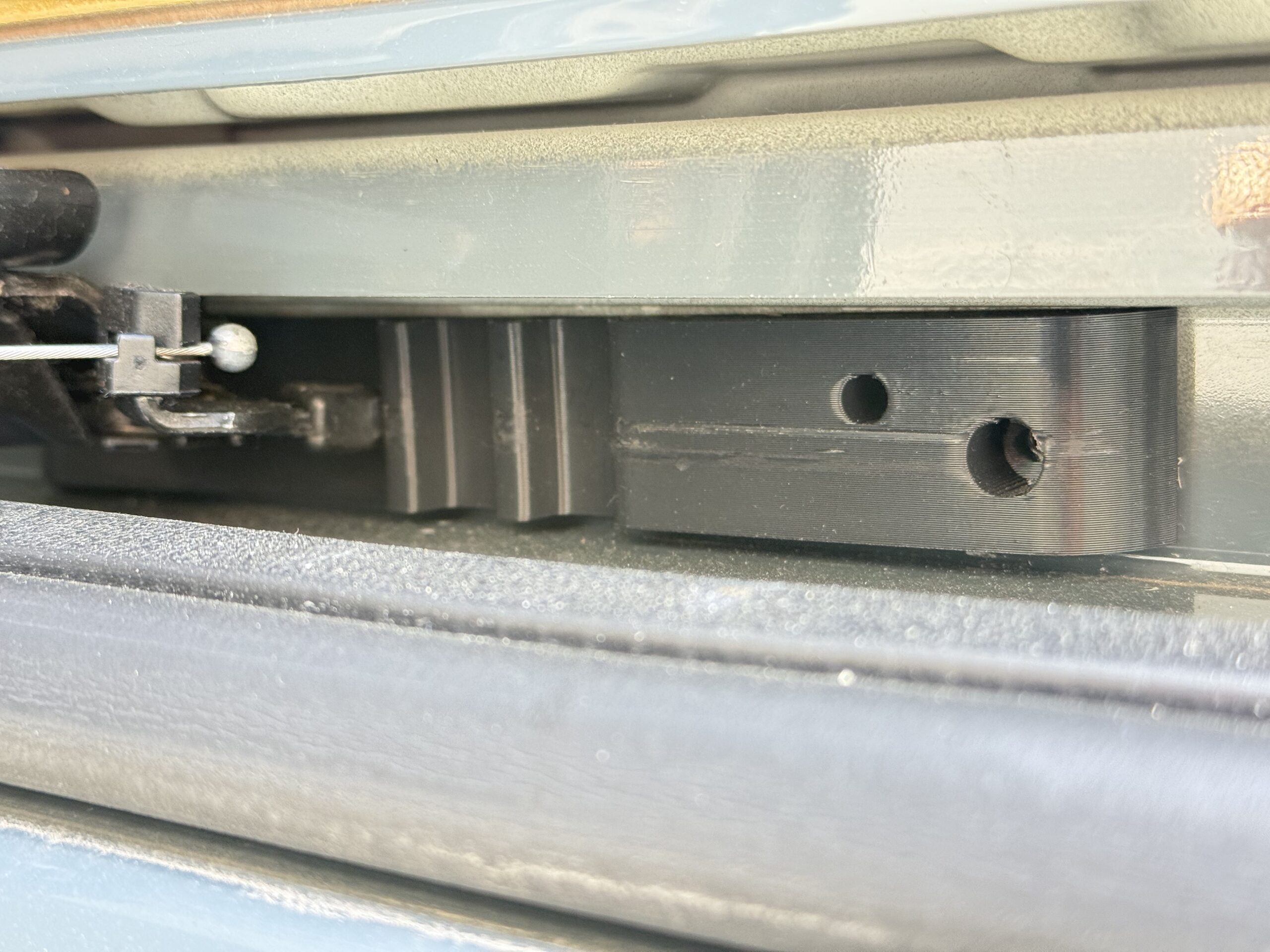 Camperfixx SoftStop Schiebetür-Mittelstopper für Fiat Ducato aus ASA mit Carbonfaser – Bild 4
