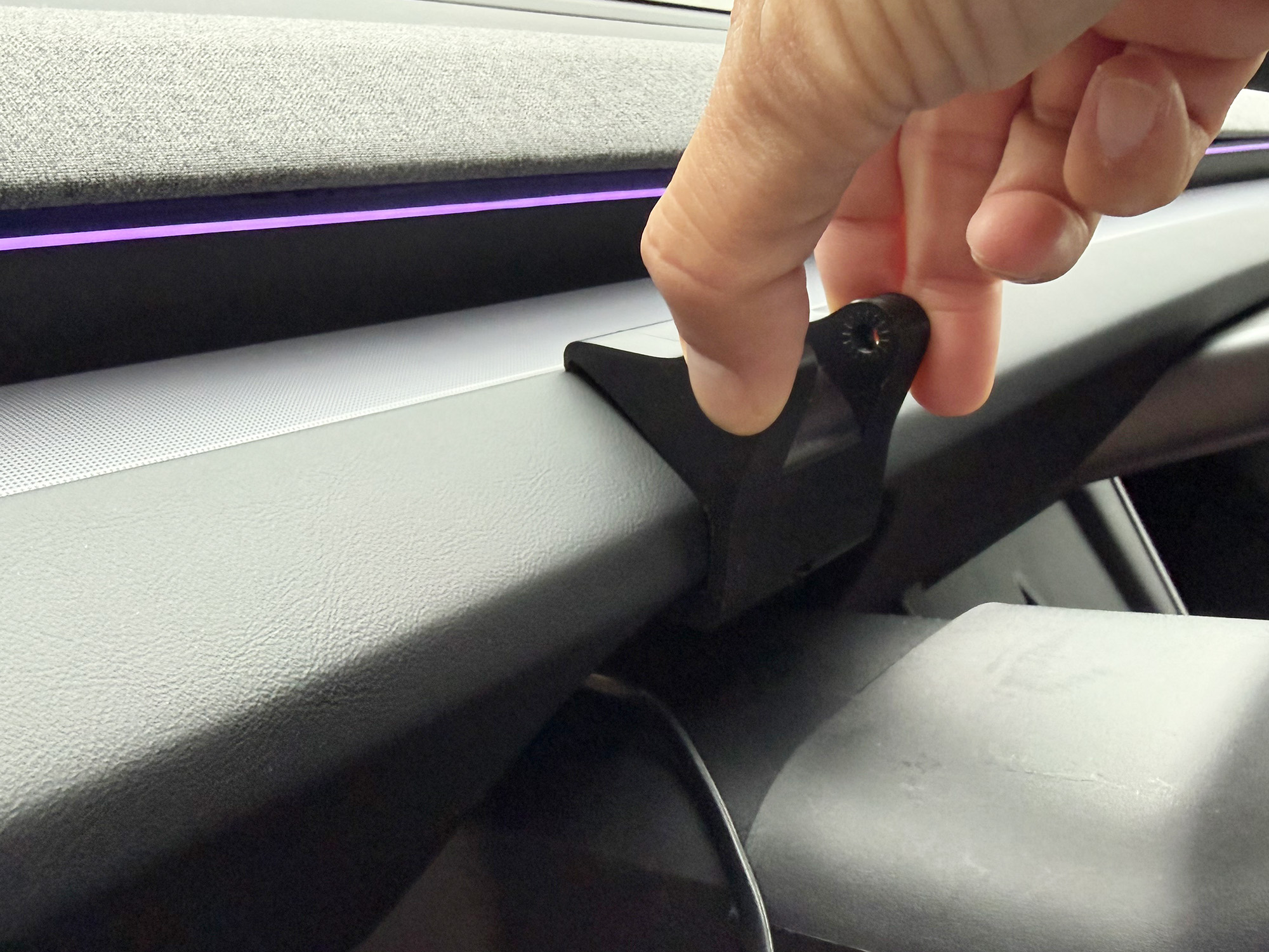 S3XY Dash Halter Tesla Model Y Juniper Standard & Premium | StealthMount | Lüftung und S3XY LED frei | Lenkrad voll verstellbar – Bild 13